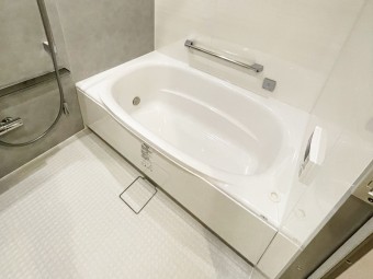 湯面の広がりと角の少ない柔らかな曲線で心地よい全身入浴　川崎市高津区Y様邸